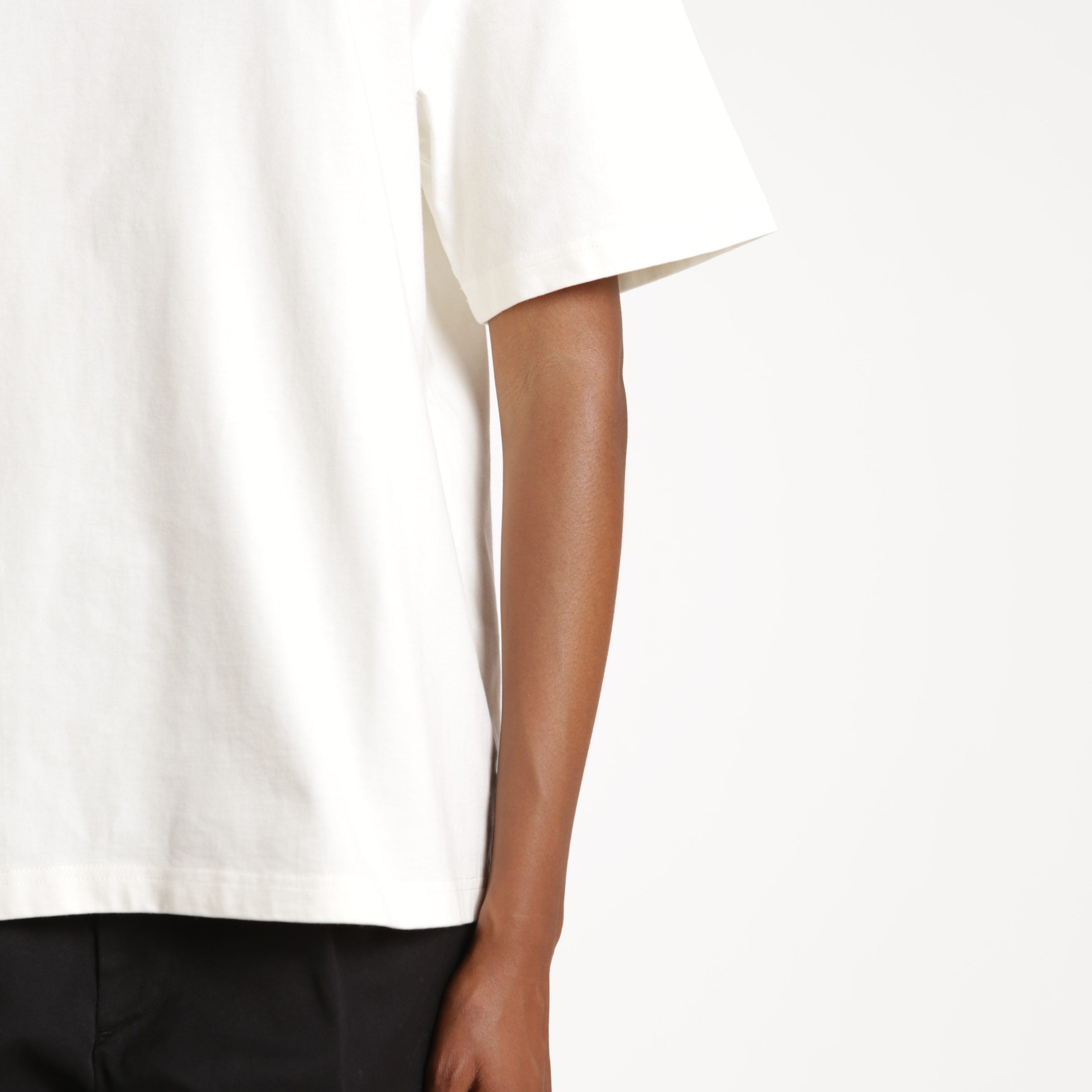 Model wearing OSBK015 oversized heavyweight blank t-shirt from ArchesGlobal.co